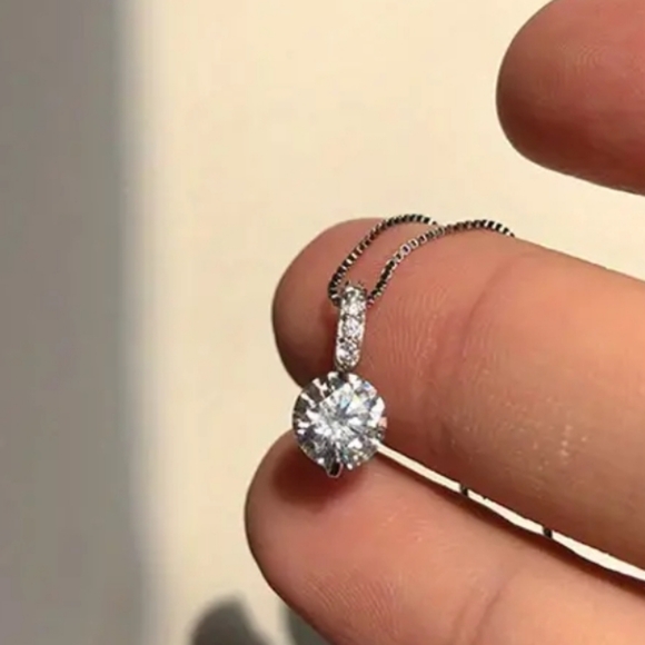 Elegant Silvery Unnatural Diamond Luxurious Necklace.Flash Box Calvicle Chain. - Picture 4 of 6